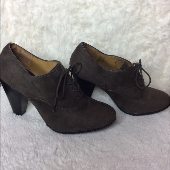 🍁🍁Sole Senseability Suede Lace up Shooties 9 - Picture 2 of 8